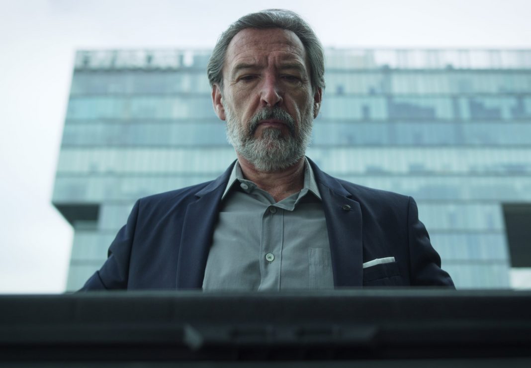 QUIEN MATO A SARA?  (From left to right) GINES GARCIA MILLAN as CESAR in episode 107 of QUIEN MATO A SARA ?.  Cr.  NETFLIX 2020