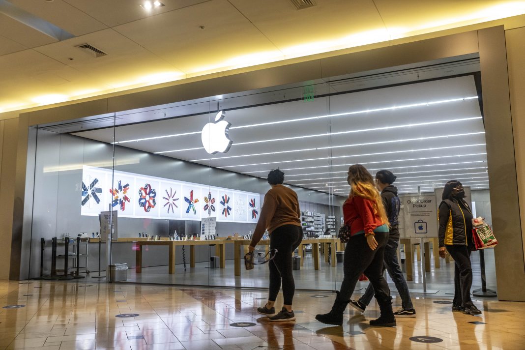 Gene Munster says Apple's stock has a path to $3 trillion market cap