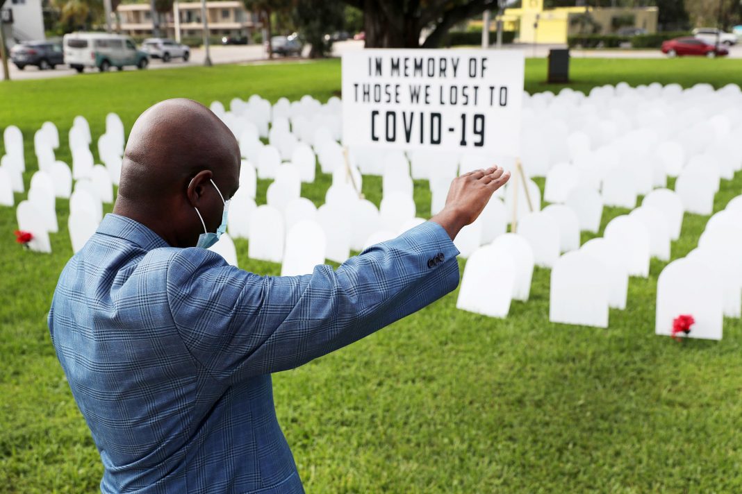 U.S. reports more than 4,000 Covid deaths for first time as outbreak worsens