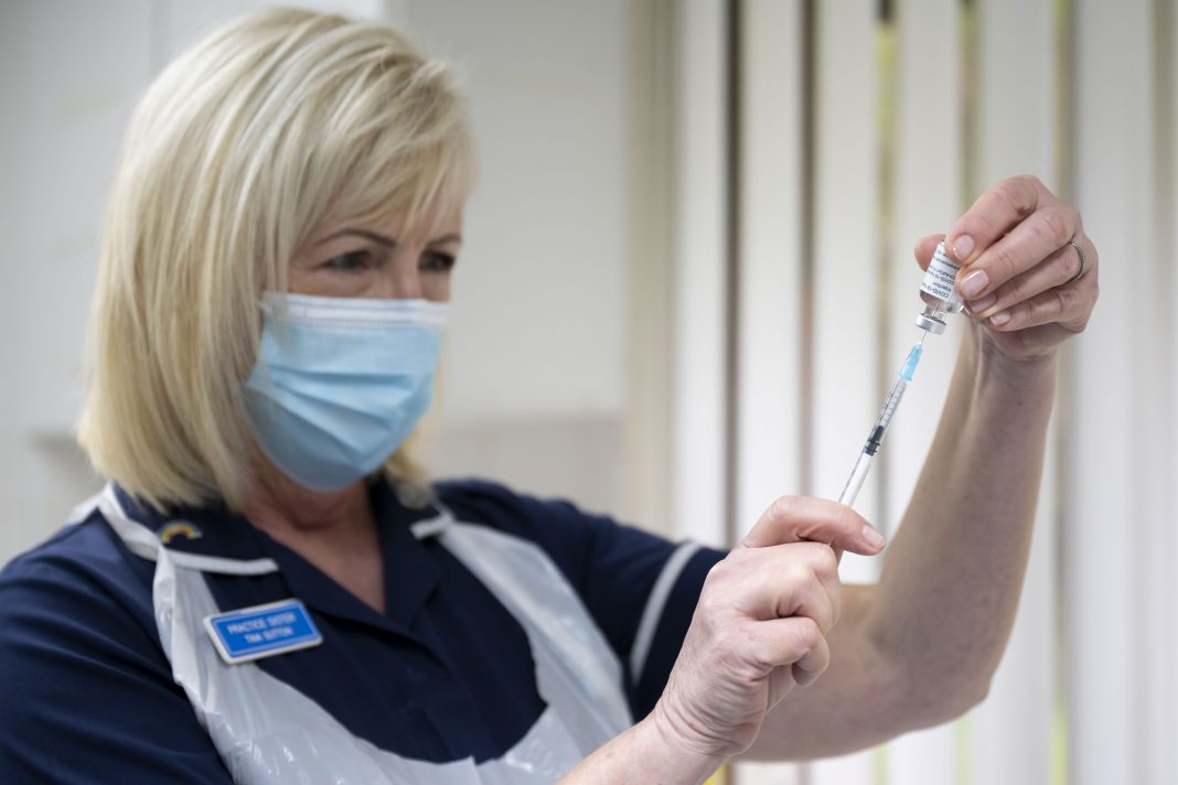 'Risky' to delay second Covid vaccine shots in the UK: ex-FDA director