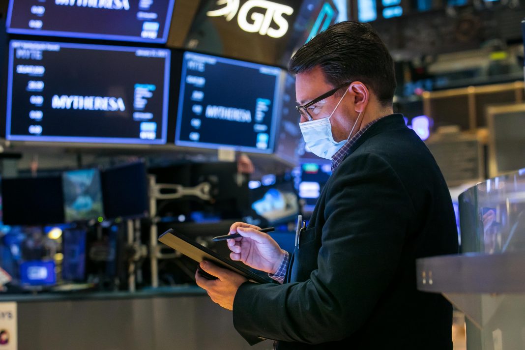 Stock futures down slightly ahead of busy day of corporate earnings