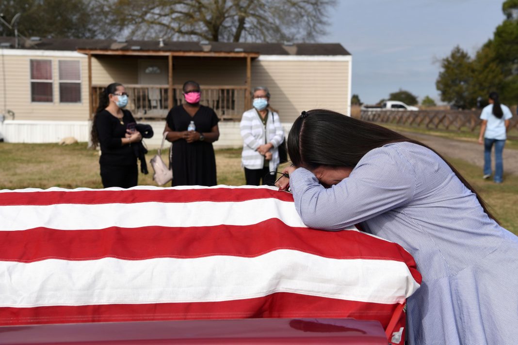 U.S. reports record number of Covid deaths in January