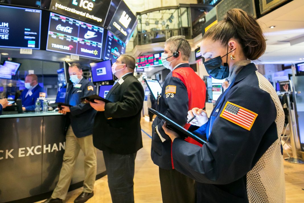 Dow falls more than 100 points amid rate fears, Apple and Tesla shares decline