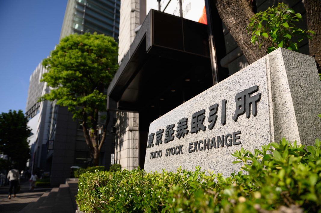 Investors keep an eye on Fed meeting, dollar moves