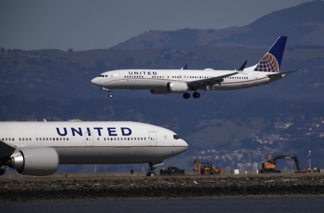 United Airlines tells staff it's hiring hundreds of pilots for travel recovery