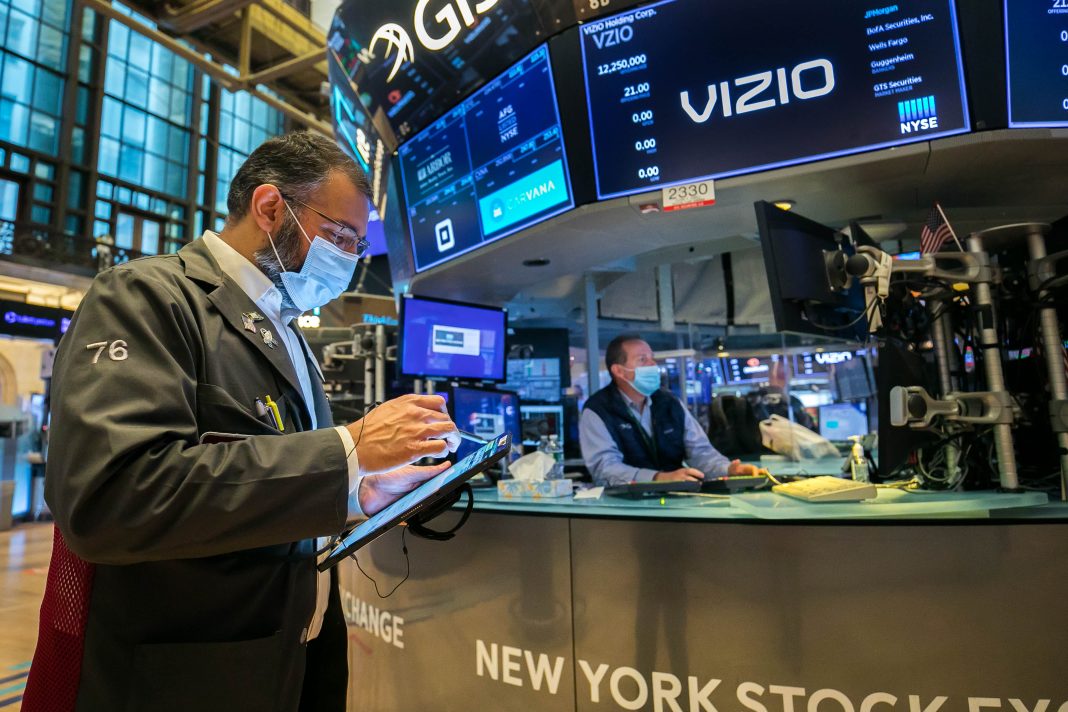 Stock futures mixed ahead of major corporate earnings