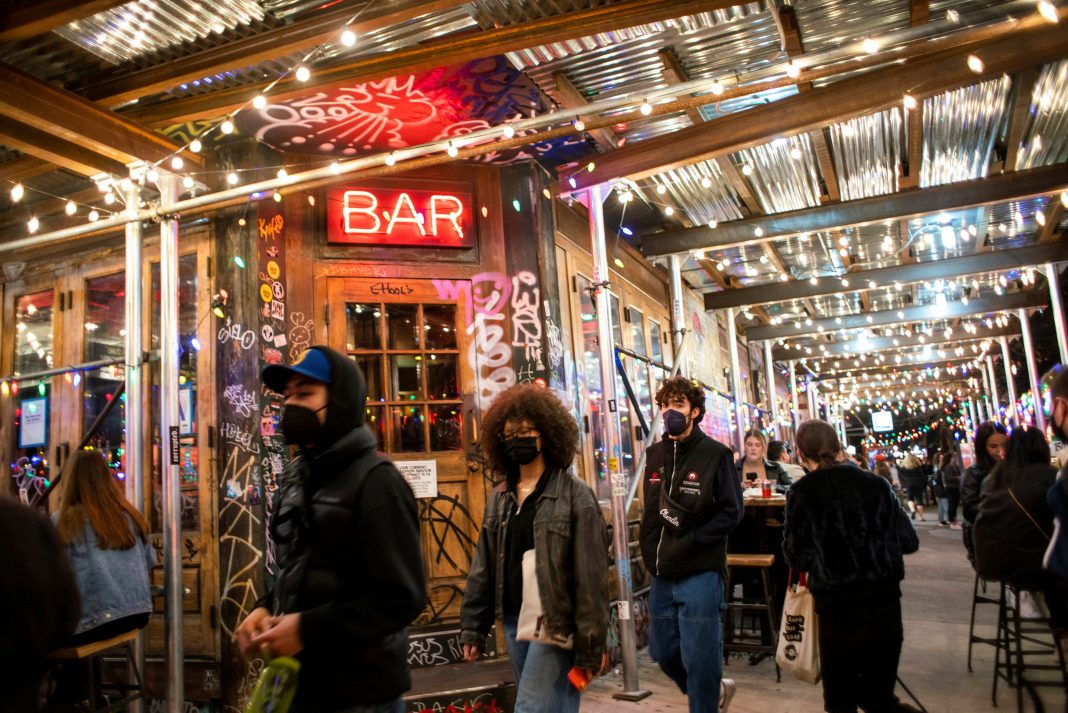 New York to end restaurant curfew, allow bar seating in NYC starting May