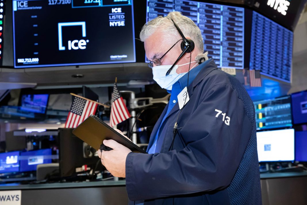 S&P 500 futures fall slightly in overnight trading, Netflix shares tank
