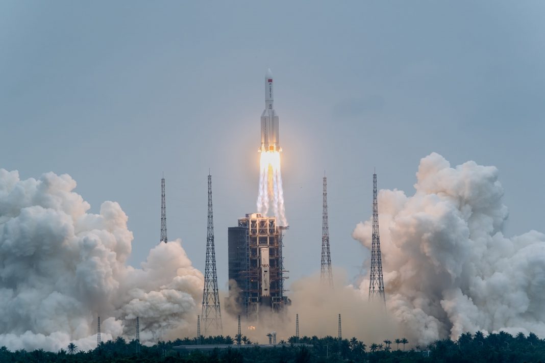Chinese rocket expected to plunge back to Earth